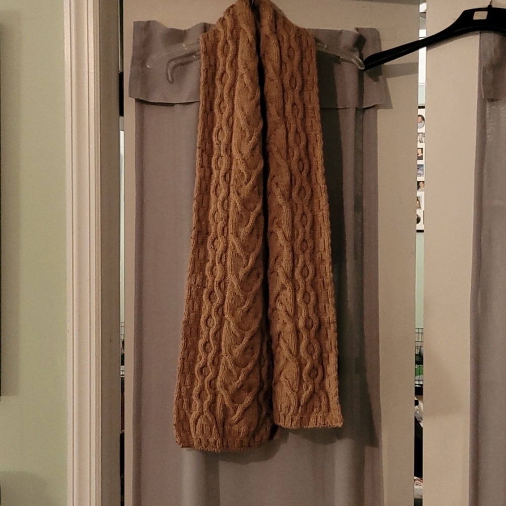 Ladies Carraig Donn Irish Wool scarf 70" or bundle a with another 2/$25 item.